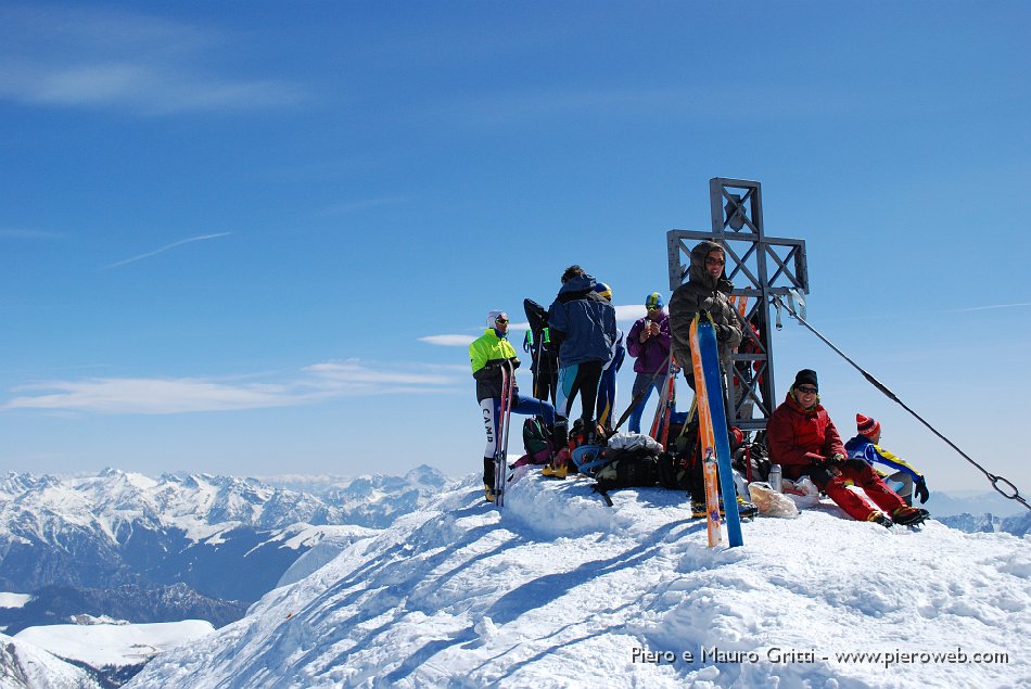 78 Vetta Pizzo Tre Signori (2554 m.) affollata...con vento e freddo.jpg